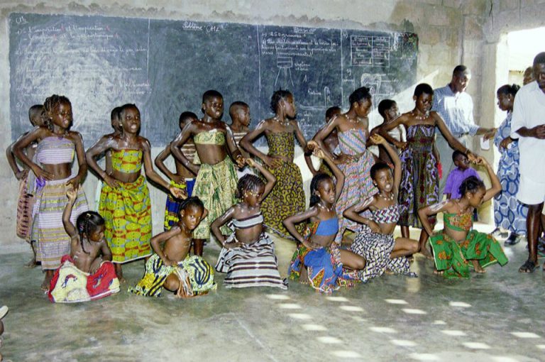 Élèves togolais en tenues traditionnelles - Association - Calais- Culture