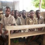 élèves togolais dans une classe surchargée