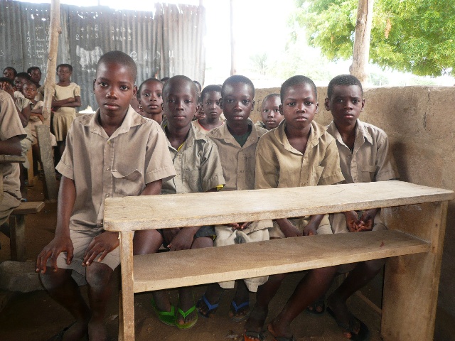 élèves togolais dans une classe surchargée