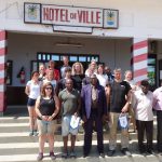 Bénévoles de l'association caritative ACADEC basée à Calais devant l'hôtel de ville d'un village togolais